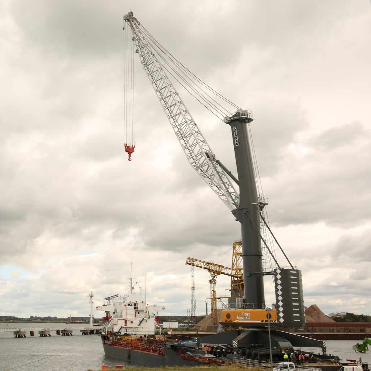 Mobil Harbor Crane on Pontoon