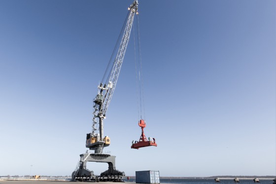 Mobil Harbor Crane on Pontoon