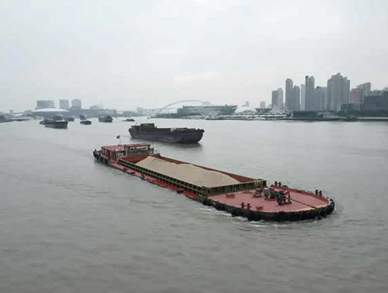 Binnenfrachter-inland freighter - Luken offen-open hatches