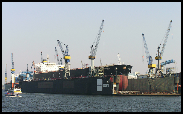 Frachtschiff zur Reparatur im Schwimmdock